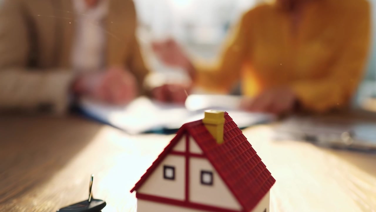 Agente immobiliare e cliente che si stringono la mano dopo aver firmato il contratto di proprietà