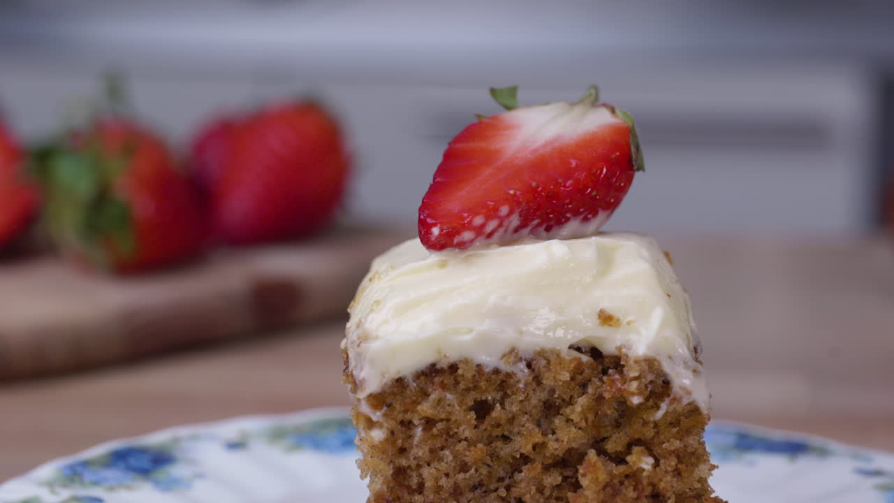 delicioso pastel de zanahoria cubierto con una rodaja de fresa - cerrar