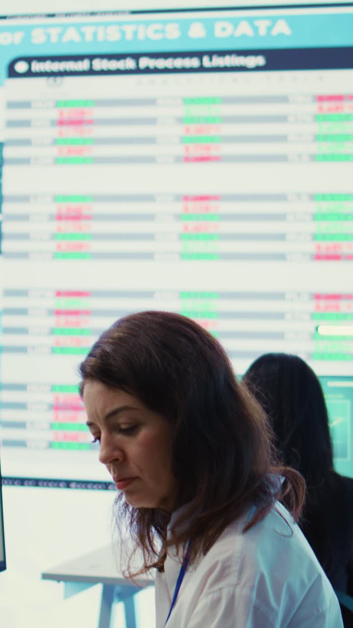 Wanita Profesional Menganalisis Data dan Bagan di Kantor Modern