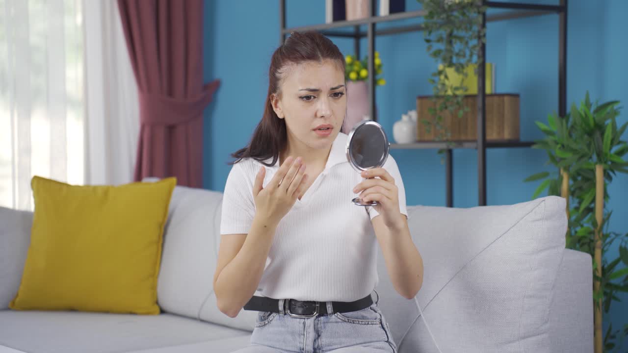 그녀의 언어로 모욕받은 젊은 여성.