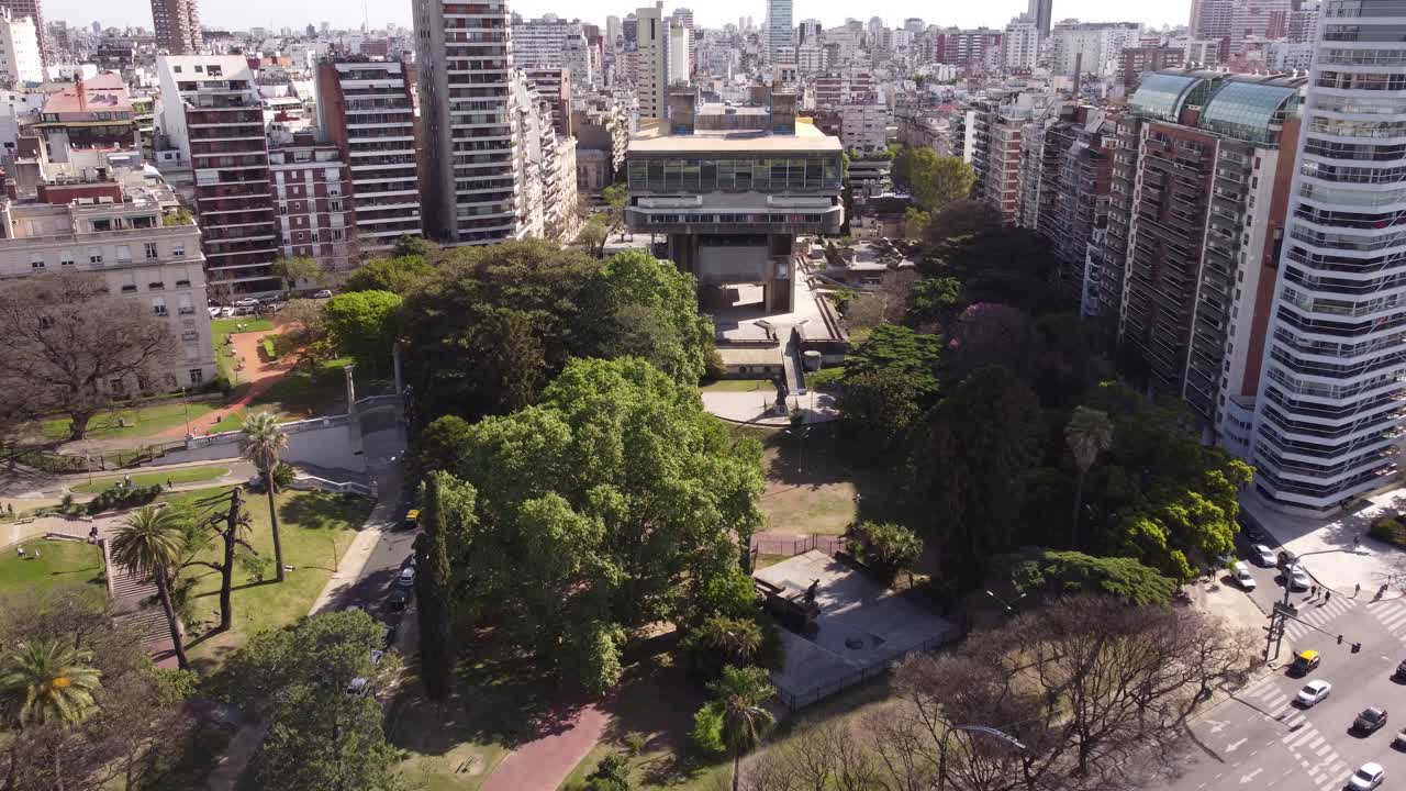 toma aérea de la biblioteca nacional de buenos aires rodeada de rascacielos y apartamentos durante el día soleado - tráfico en la carretera durante el día soleado