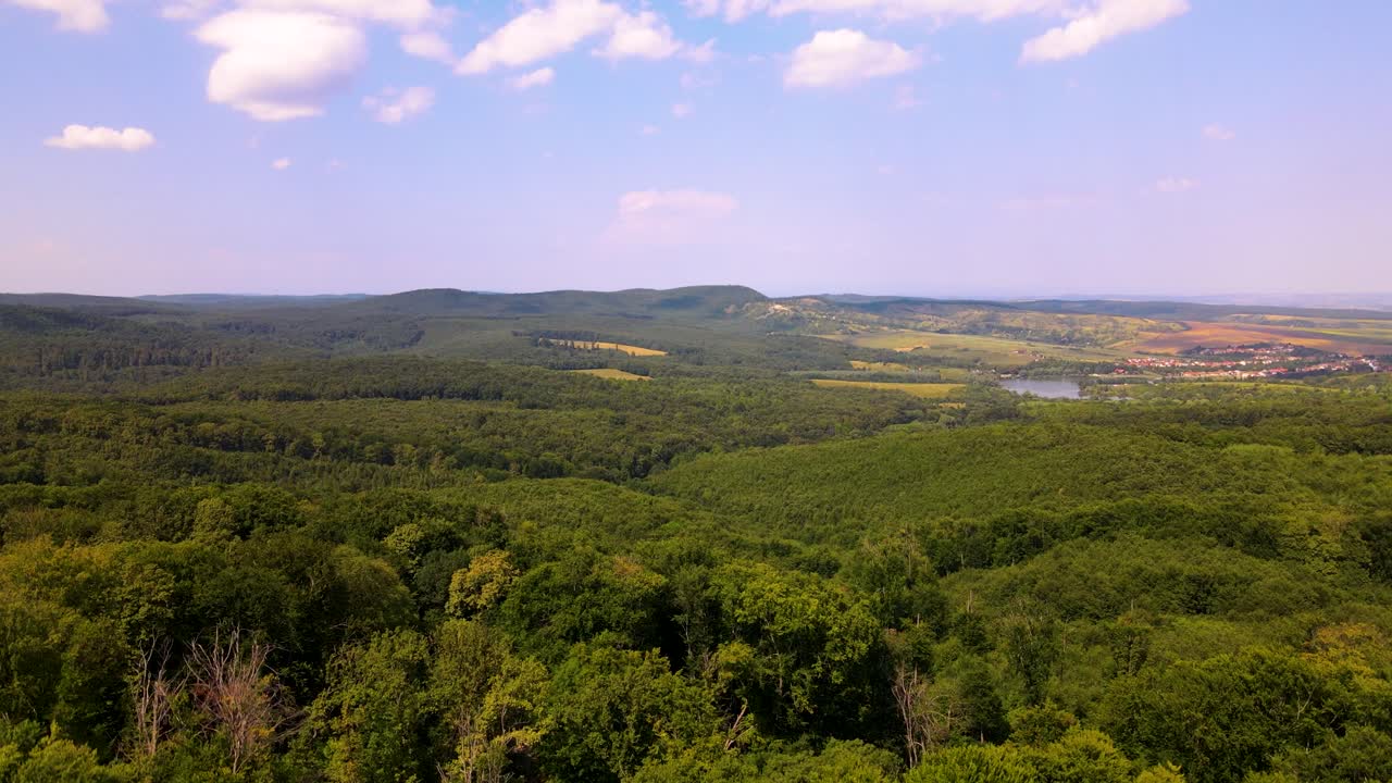 vista aérea del valle boscoso, río danubio cerca de varbo, hungría