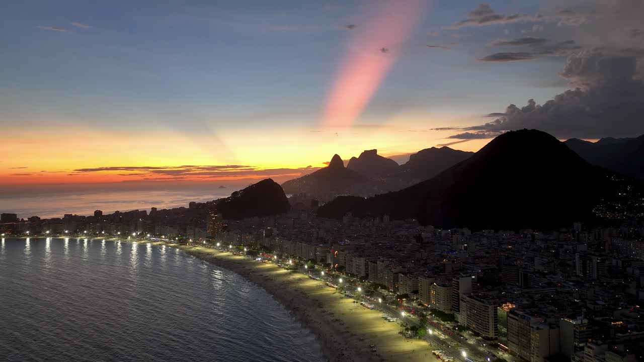 cielo del atardecer en la playa de copacabana en río de janeiro, brasil