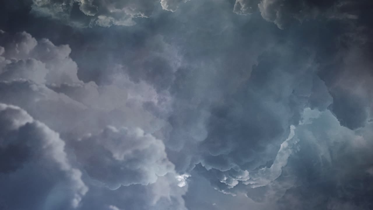 vista 4k del cielo oscuro relámpago