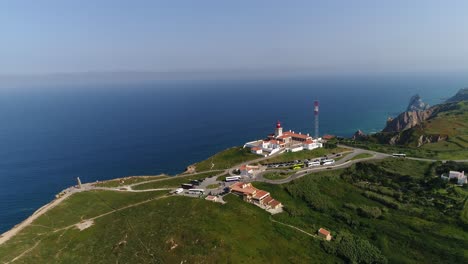 faro en un acantilado cerca del océano atlántico, sintra, portugal vista aérea