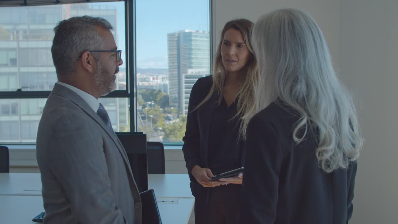 socios comerciales enfocados en la reunión positiva en la oficina