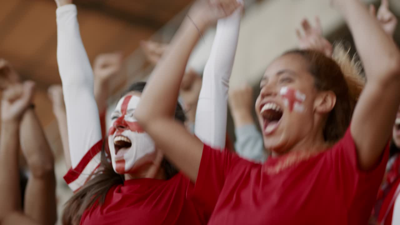 los aficionados al fútbol inglés celebrando una victoria.