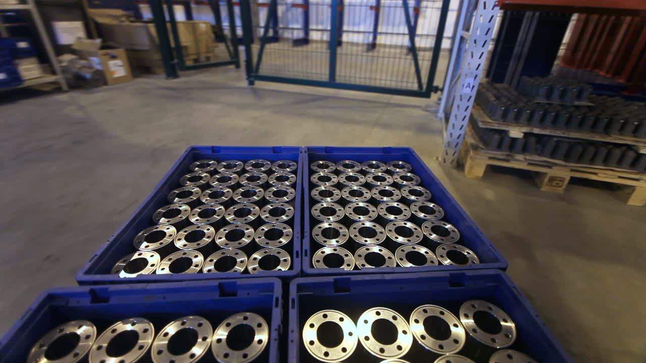 carretilla elevadora que transporta cajas con piezas en blanco de metal fabricadas en fábrica