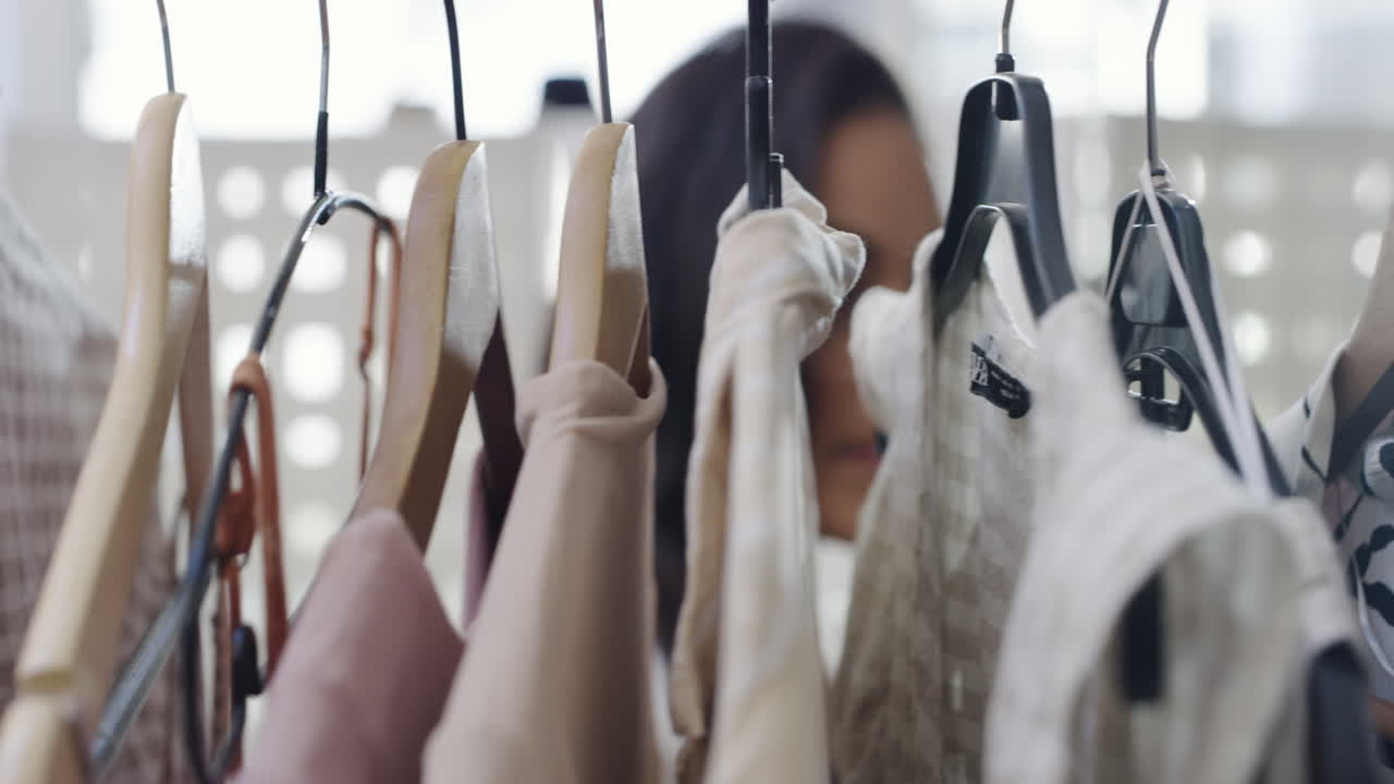 여기 있는 옷이 좋아요.