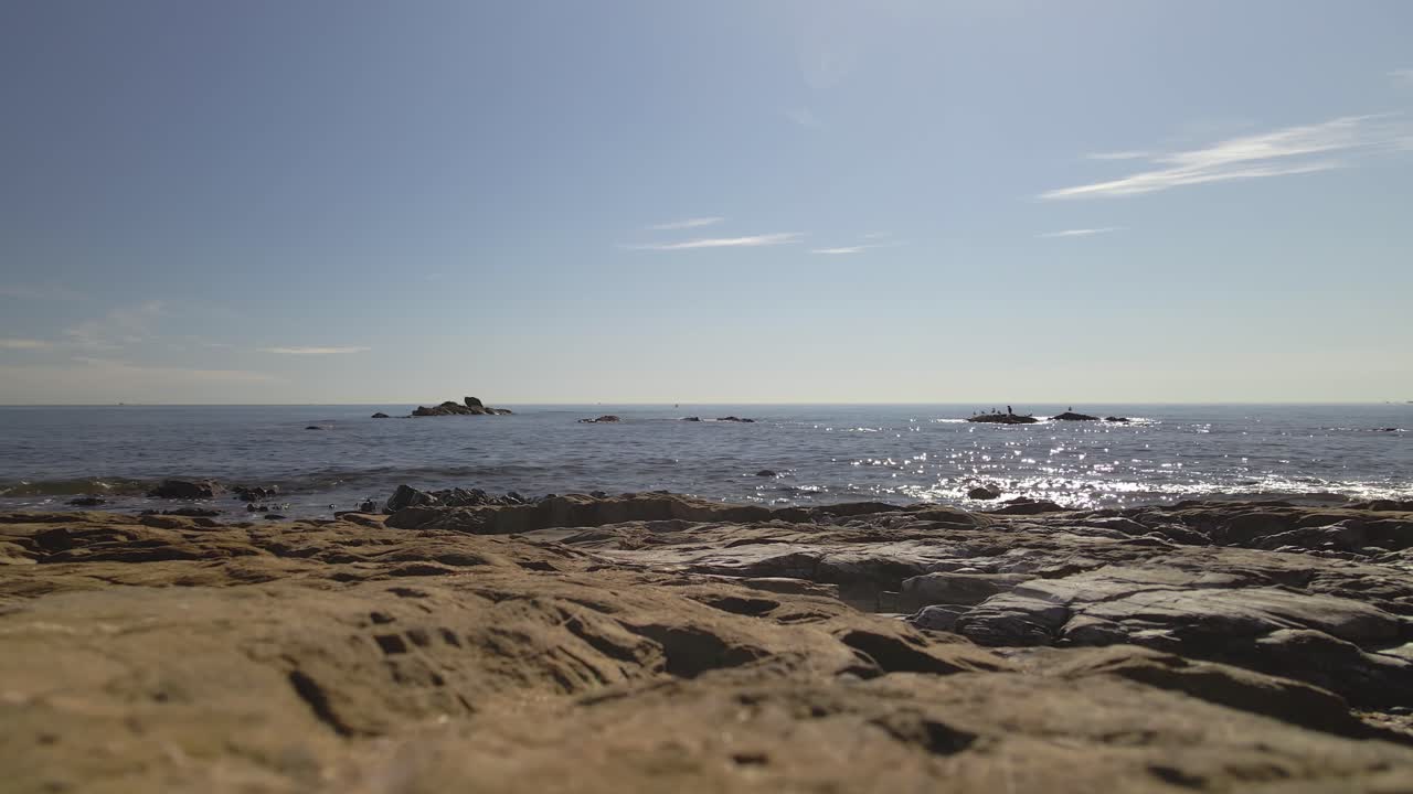 4k의 화창한 날 동안 해안선의 고정 프레임