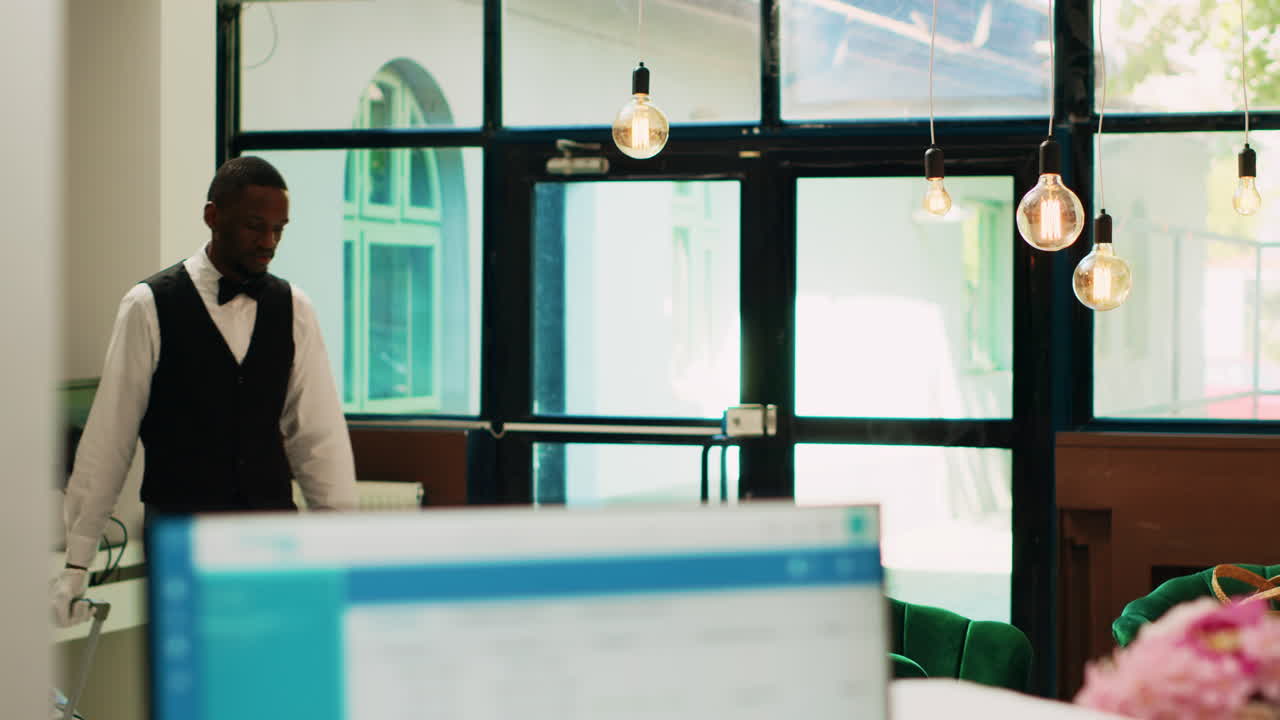 camarero de hotel que lleva el equipaje