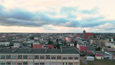 Cielo-Nublado-Azul-Sobre-La-Ciudad-Histórica-De-Lubawa-En-El-Voivodato-De-Warmian-Masurian,-Polonia