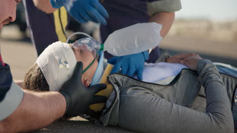 manos, oxígeno de emergencia y un equipo paramédico