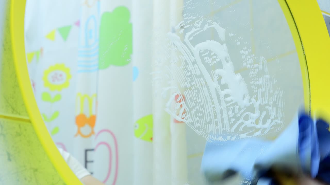 уборка круглого зеркала с тряпкой в ванной. 4k видео.