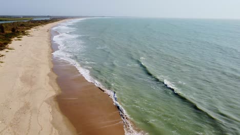 Revelación-Cinematográfica-Aérea-Del-Río-Gambia-Junto-Al-Océano-Atlántico-Cerca-De-La-Desembocadura-Del-Río-En-Kartong