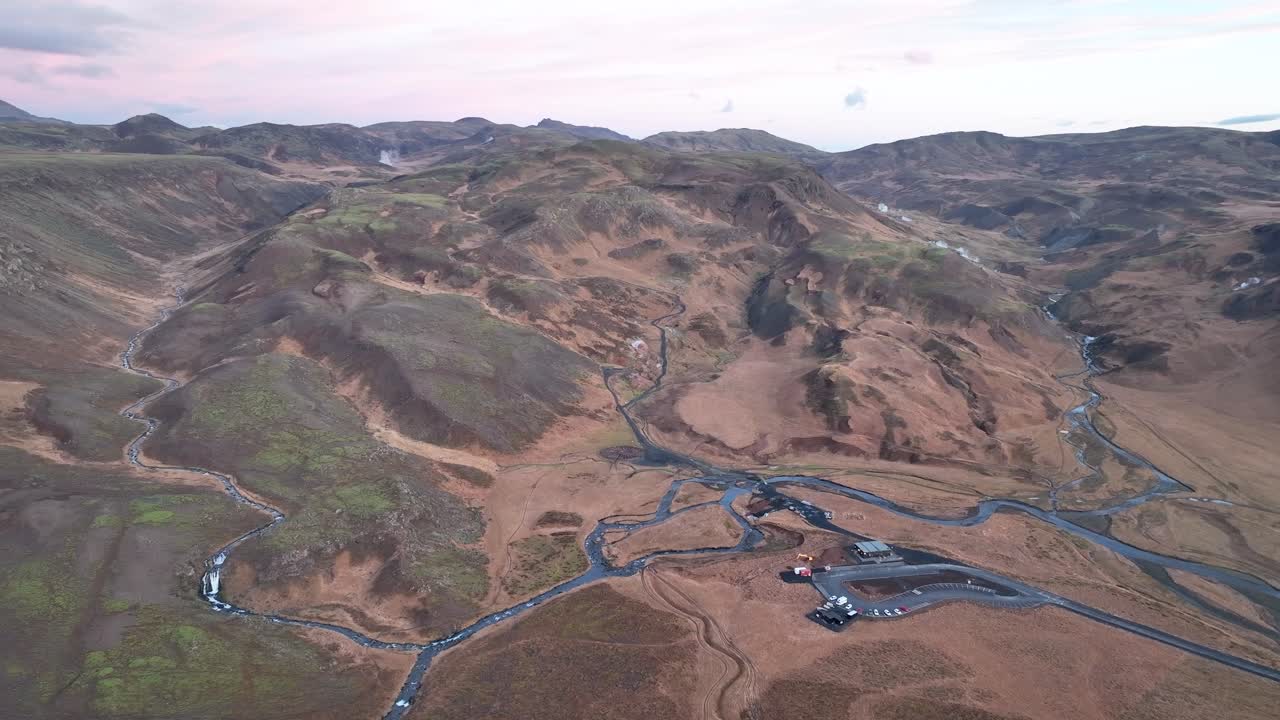 남쪽 아이슬란드에 온천이 있는 레이캬달루르 계곡의 공중 파노라마