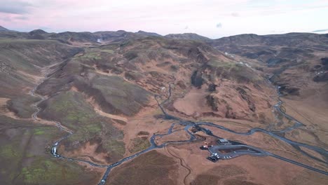 panorama aéreo del valle de reykjadalur con aguas termales en el sur de islandia