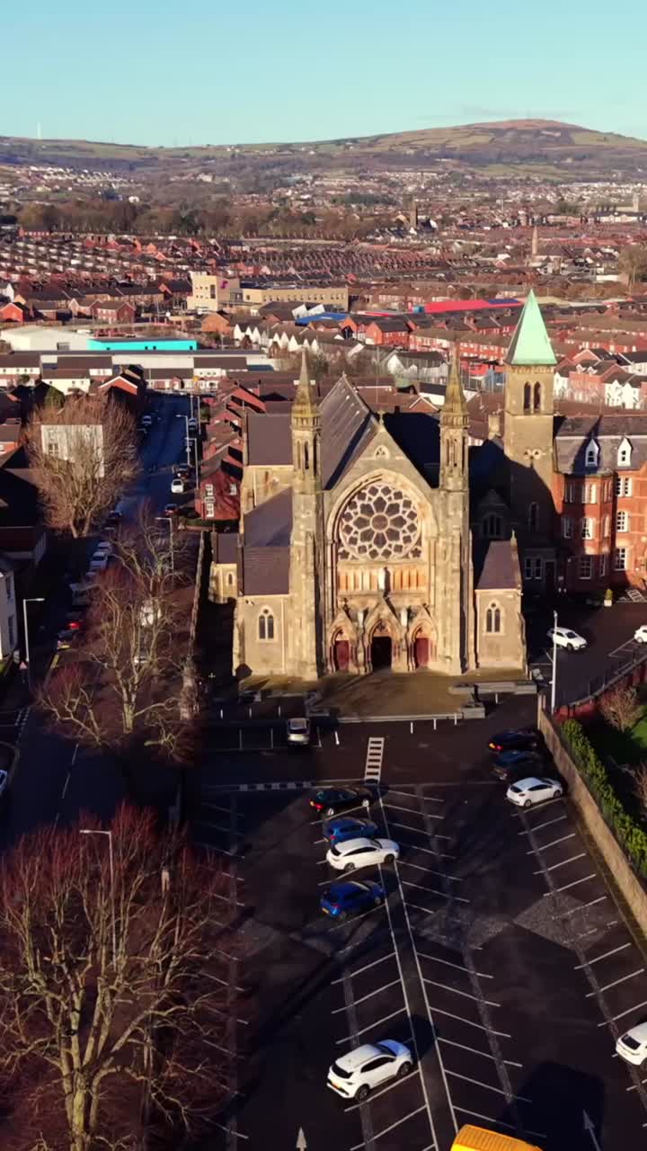 60 FPS aerialvideo af Clonard Monastery i Belfast, Nordirland i Storbritannien i social ratio-format set fra oven. Produceret i lodret 1080x1920-format og med Rec709-farve.