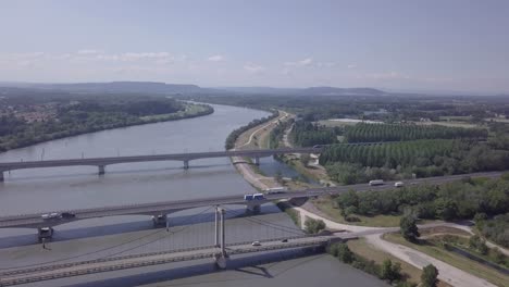 Tres-Cruces-De-Puentes-De-Transporte-Sobre-El-Río-Ródano-Vista-Aérea-Del-Paisaje-De-La-Ciudad-Campiña-Francesa