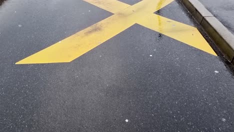 Señales-De-Autobús-En-La-Carretera-Y-Carretera-Mojada-Con-Gotas-De-Lluvia