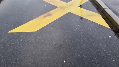 señales de autobús en la carretera y carretera mojada con gotas de lluvia