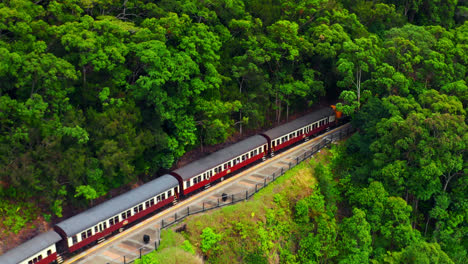 vista aérea del ferrocarril panorámico de kuranda que pasa a través de una densa selva tropical en la ciudad de kuranda, queensland, australia