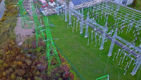 subestación eléctrica de alto voltaje de distribución vista desde arriba en un bloque de tierra hecho de aisladores, postes, cables y transformadores