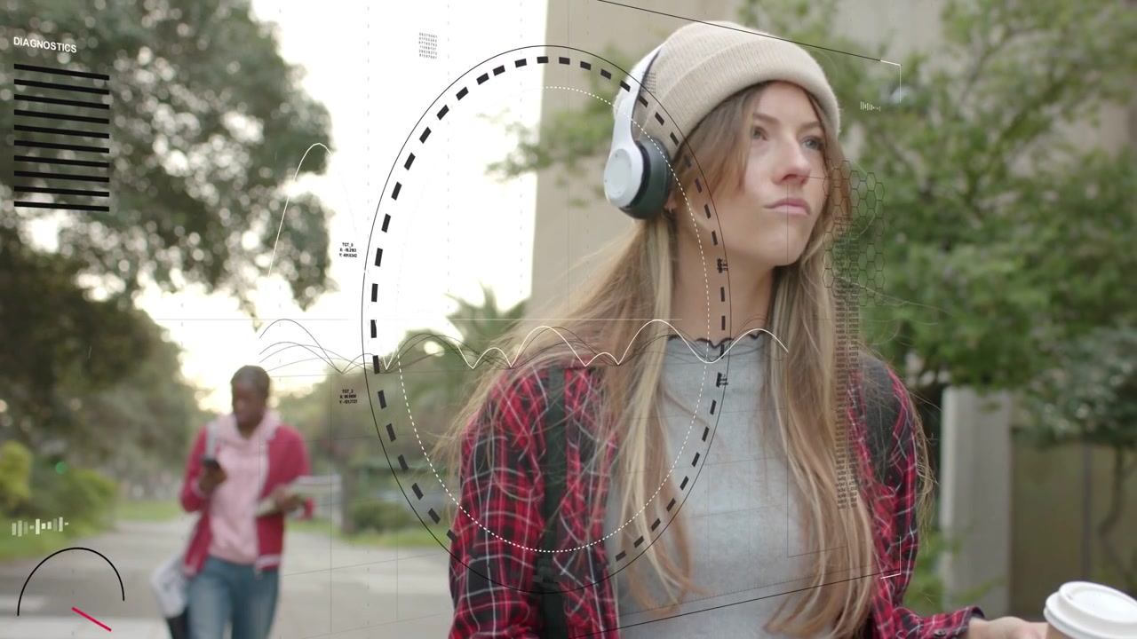 Donna che cammina, tocca il telefono mentre ascolta in cuffia e genera un HUD tecnologico che incornicia la parte superiore del corpo.