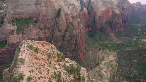 Imágenes-Aéreas-De-4k-De-ángeles-Aterrizando-En-El-Parque-Nacional-Zion,-Utah,-Estados-Unidos