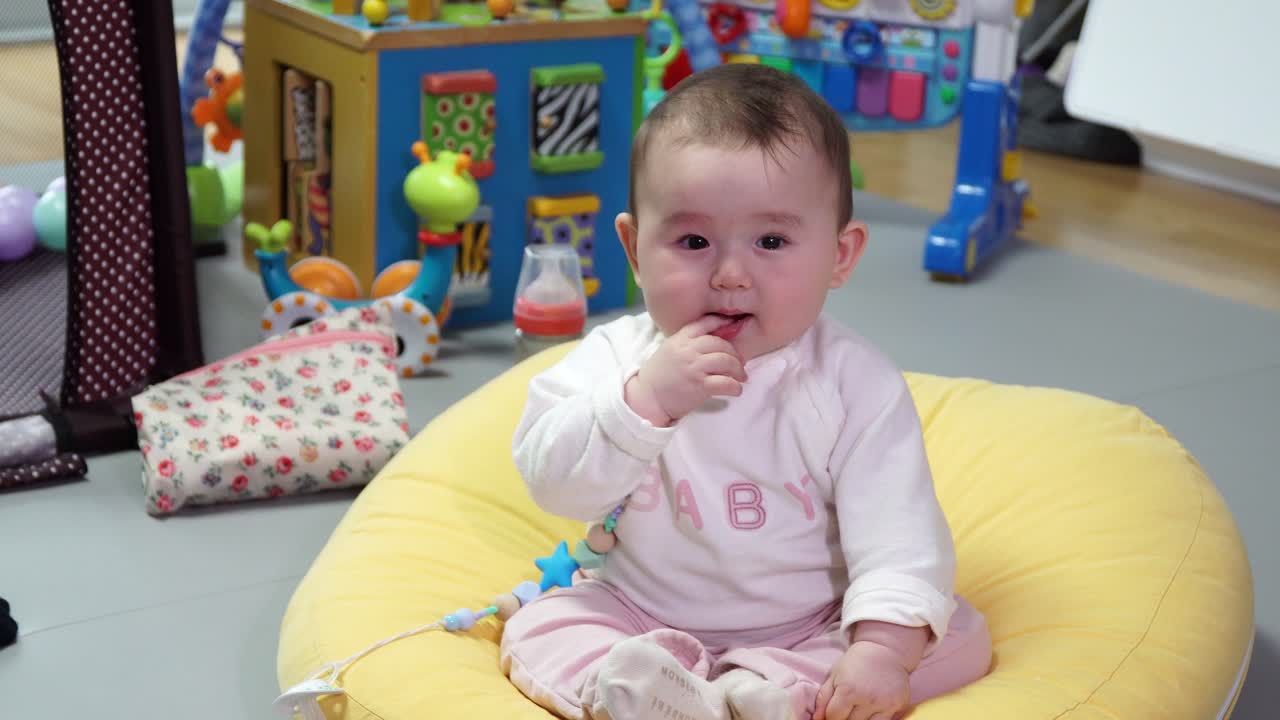 다른 감정, 슬픔과 행복을 보여주는 아기 소녀 손가락에 니블링