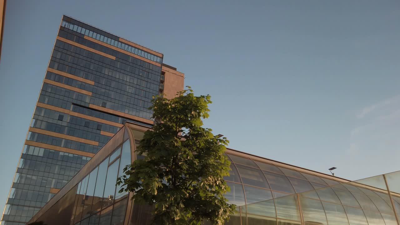 edificio de arquitectura moderna de la ciudad en movimiento, vilnius, lituania, 4k, movimiento acogedor