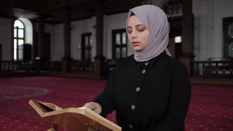 Niña-Leyendo-El-Corán-En-La-Mezquita