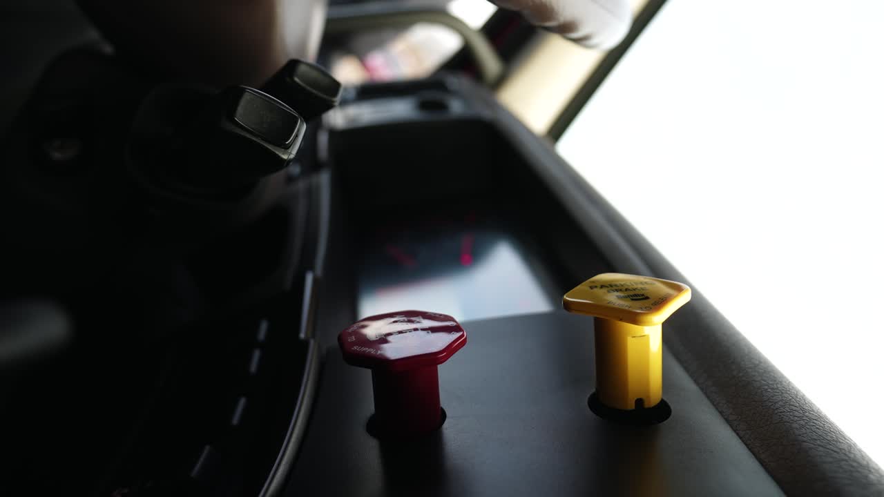 liberación para aplicar, freno de estacionamiento amarillo desde una cabina de camión semi