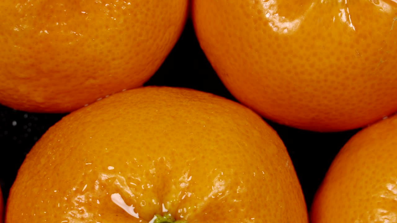 mandarinas frescas en una mesa negra