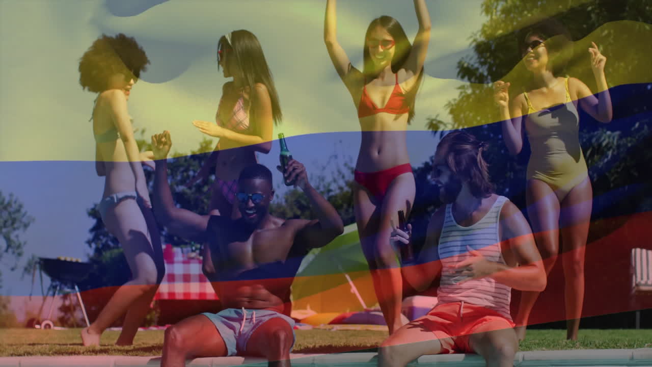 Bailando en traje de baño, personas sosteniendo bebidas junto a la piscina con animación de día soleado.