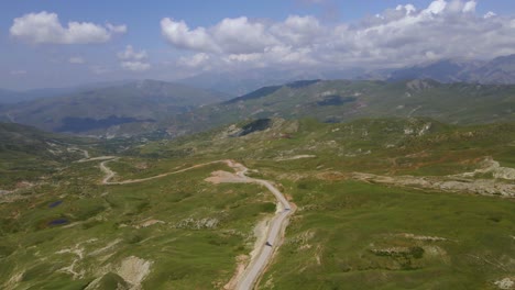 drone disparado volando a lo largo de una carretera que atraviesa las montañas del cáucaso en azerbaiyán en verano