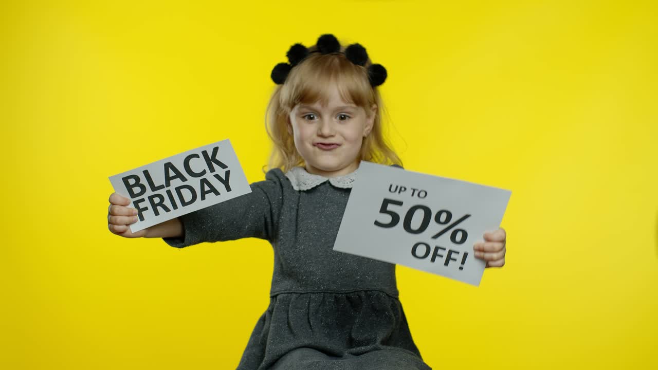 девочка-девочка показывает черную пятницу и до 40% скидку на рекламу текст надписей
