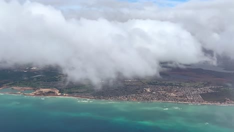 una vista desde un avión comercial de la isla grande de hawaii al acercarse para unas vacaciones emocionantes