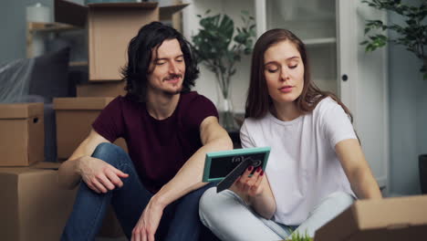 pareja que se muda juntos