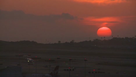 Una-Bola-Naranja-De-Sol-Se-Pone-Detrás-De-Las-Colinas-1