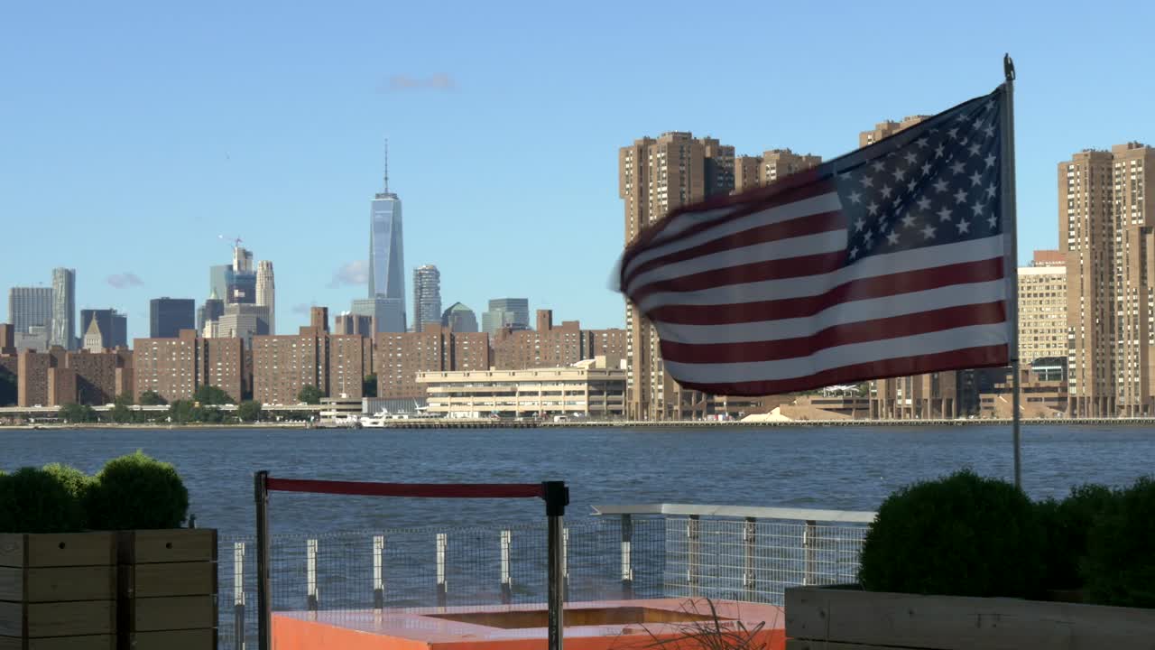 horizonte de manhattan con bandera americana