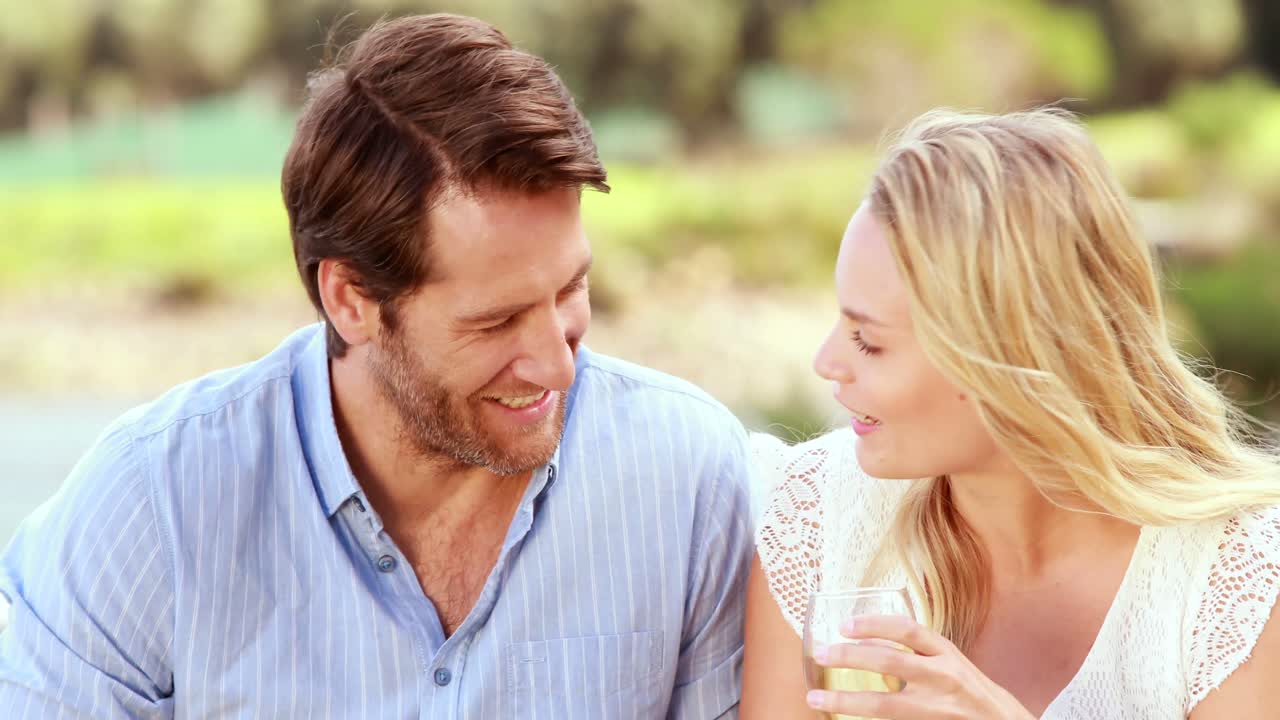 행복 한 부부 가 대화 하고 화이트 와인 을 마시고 있다