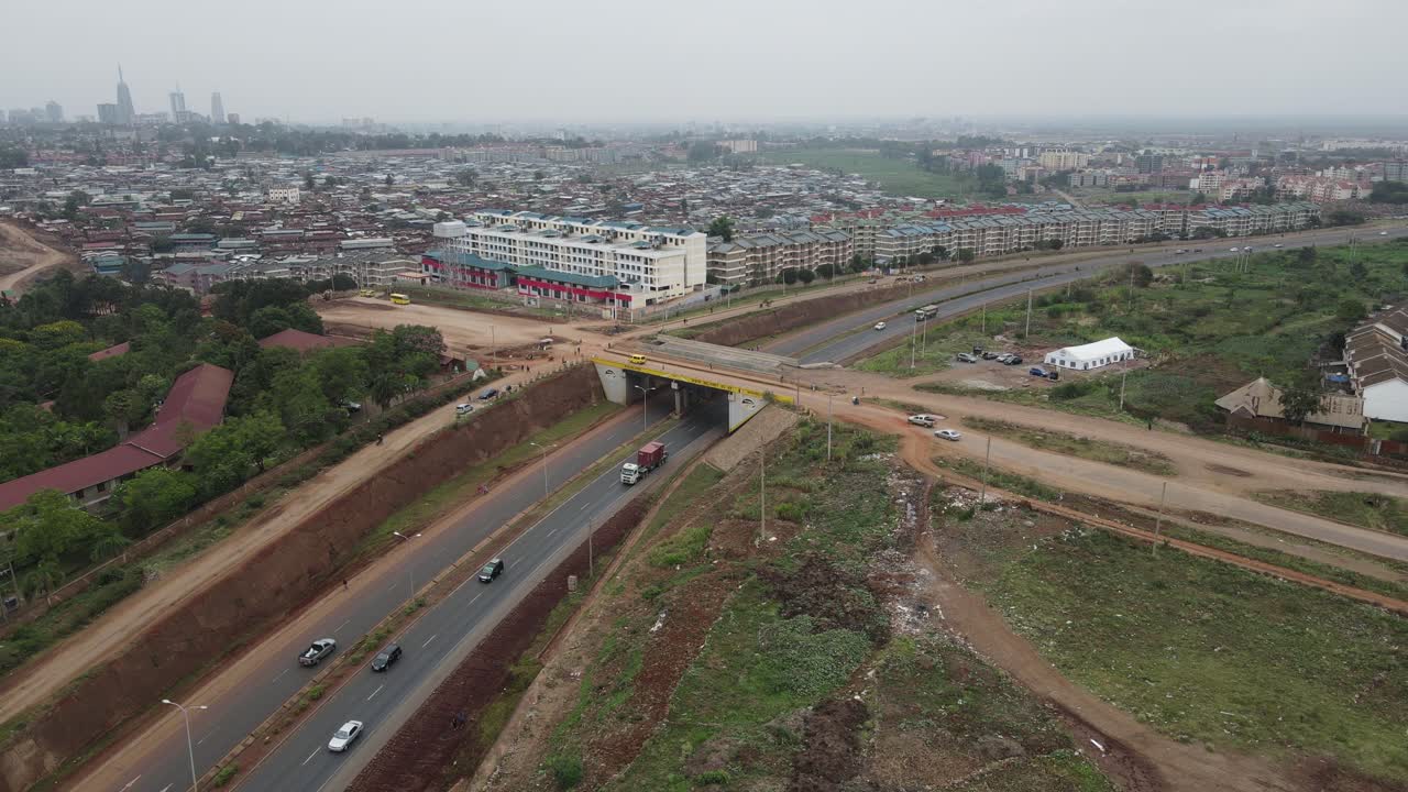 Traffico autostradale fuori Nairobi, Kenya.