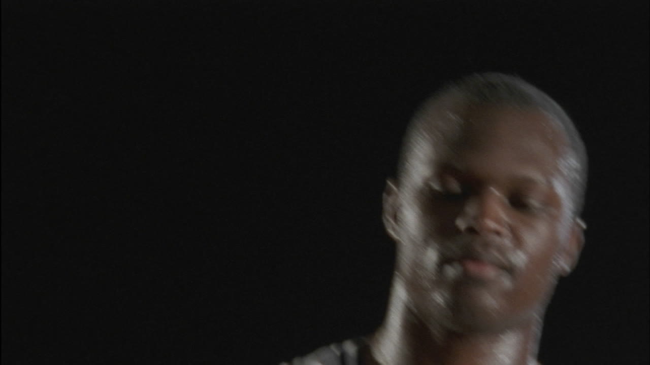 мужчина выполняет трюки с баскетбольным мячом, крутя и вертя его на пальцах