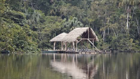 pequeño pabellón en el agua, parte de un costoso hotel eco-lodge en la selva tropical