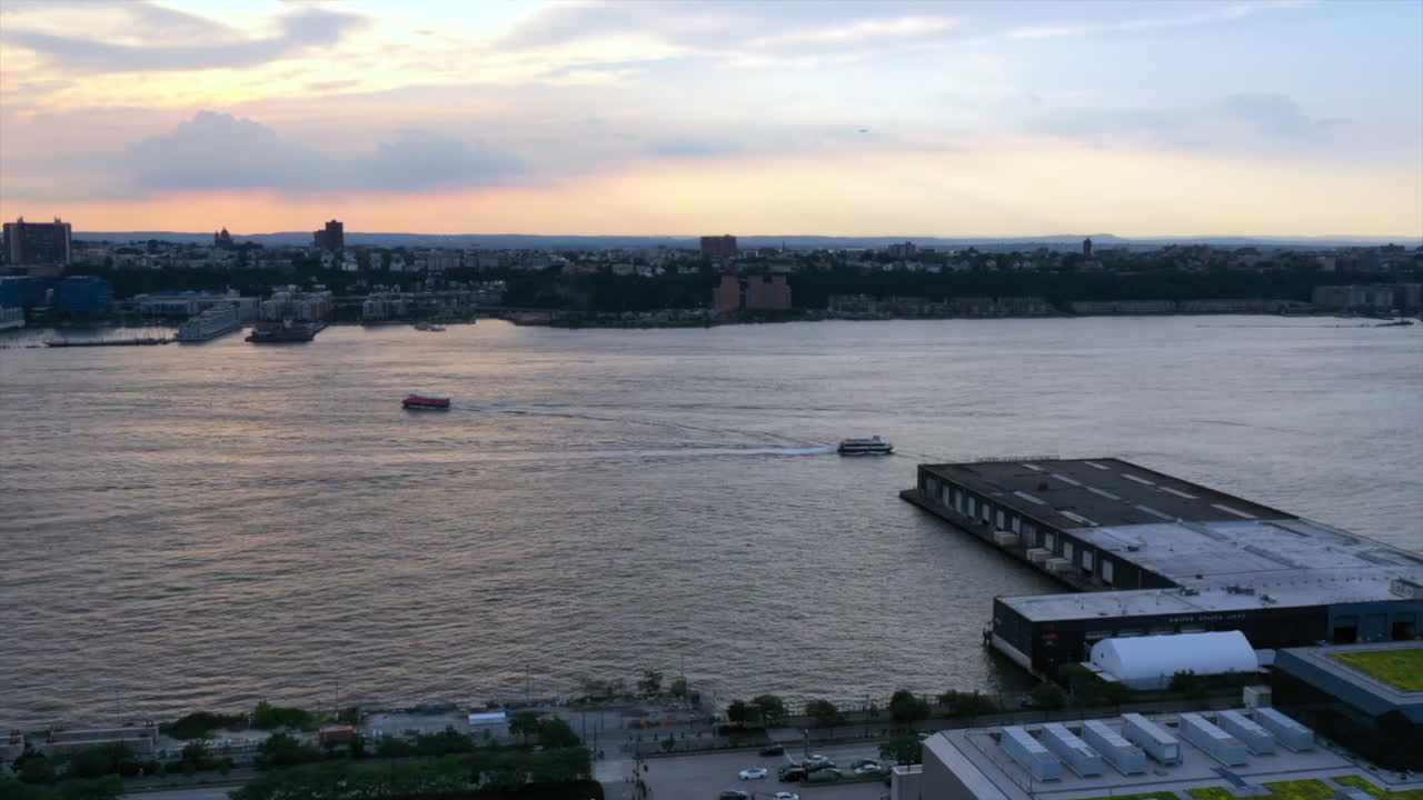 뉴욕시의 허드슨야드에서 아름다운 일몰의 하이퍼랩스, 배경에 뉴저지가 있는 드론 카메라 팬