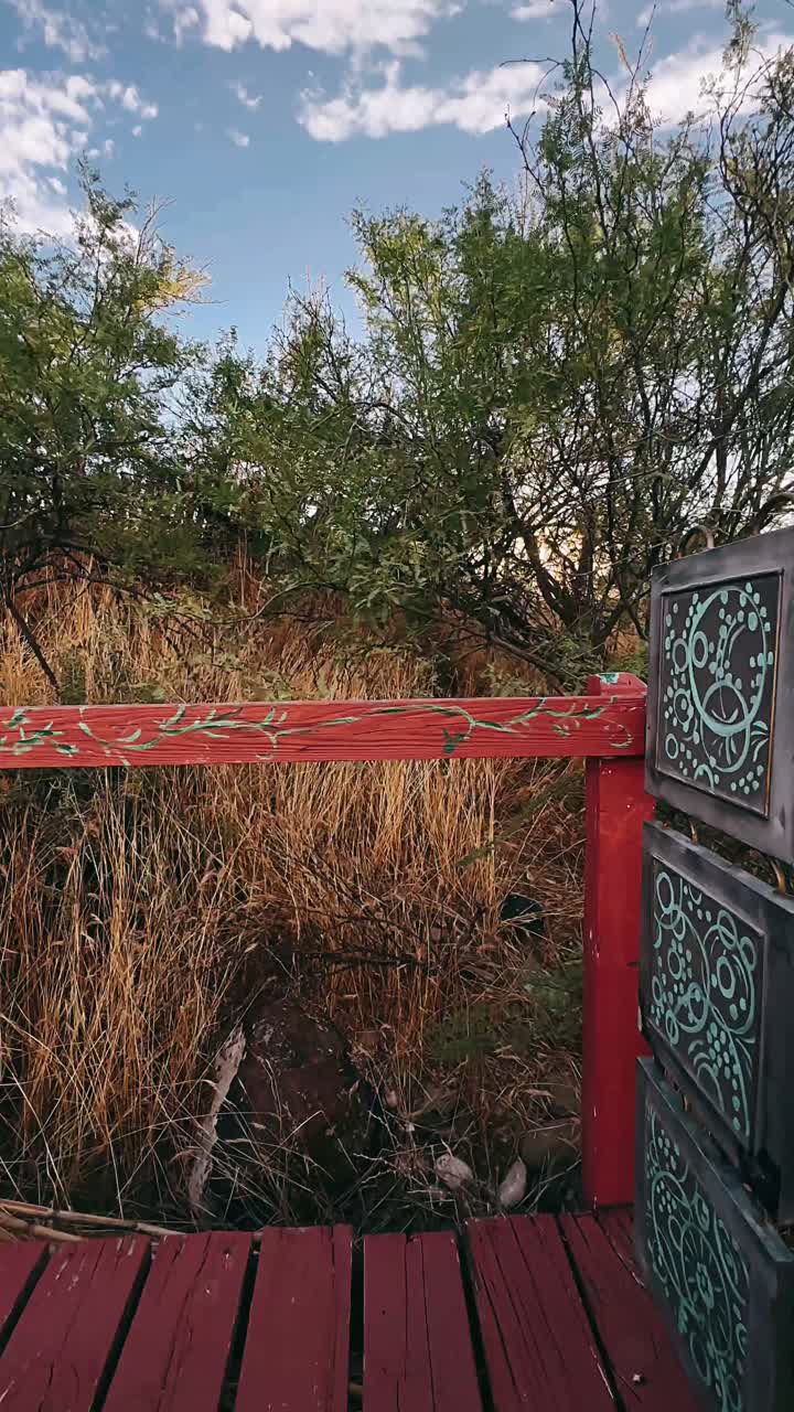 camino de madera pintado en un jardín