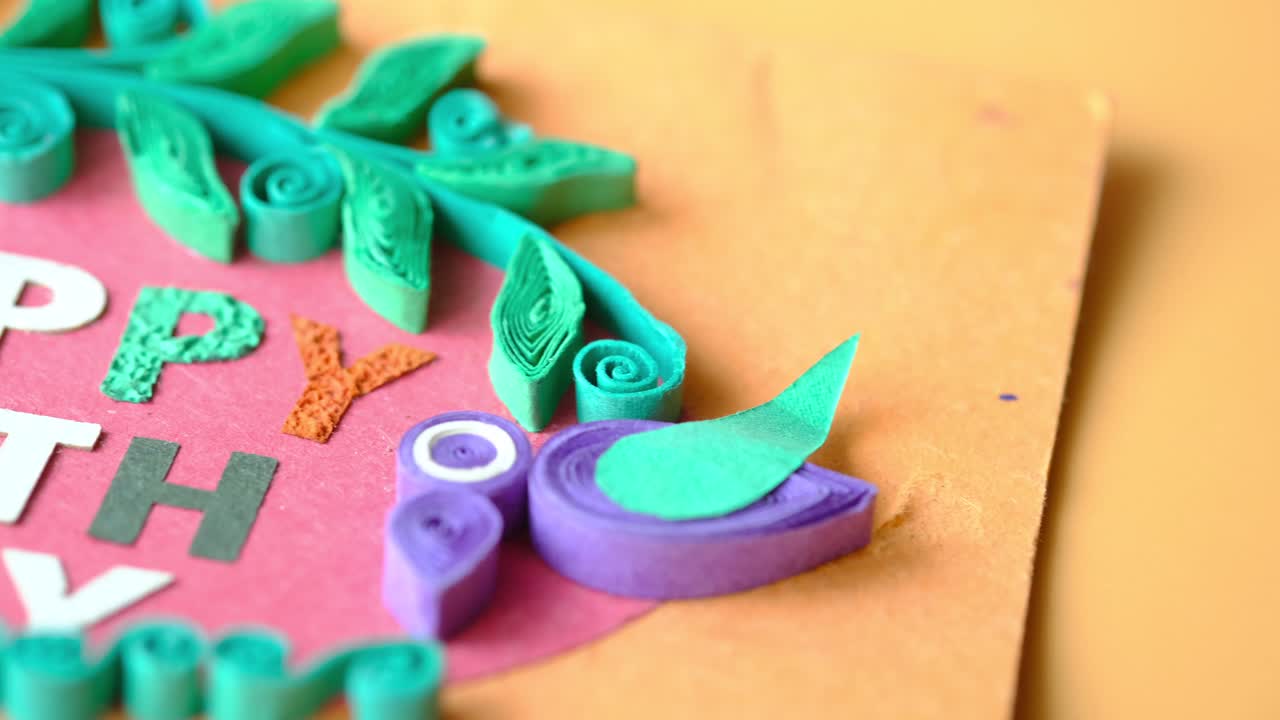 feliz cumpleaños tarjeta de quilling de papel
