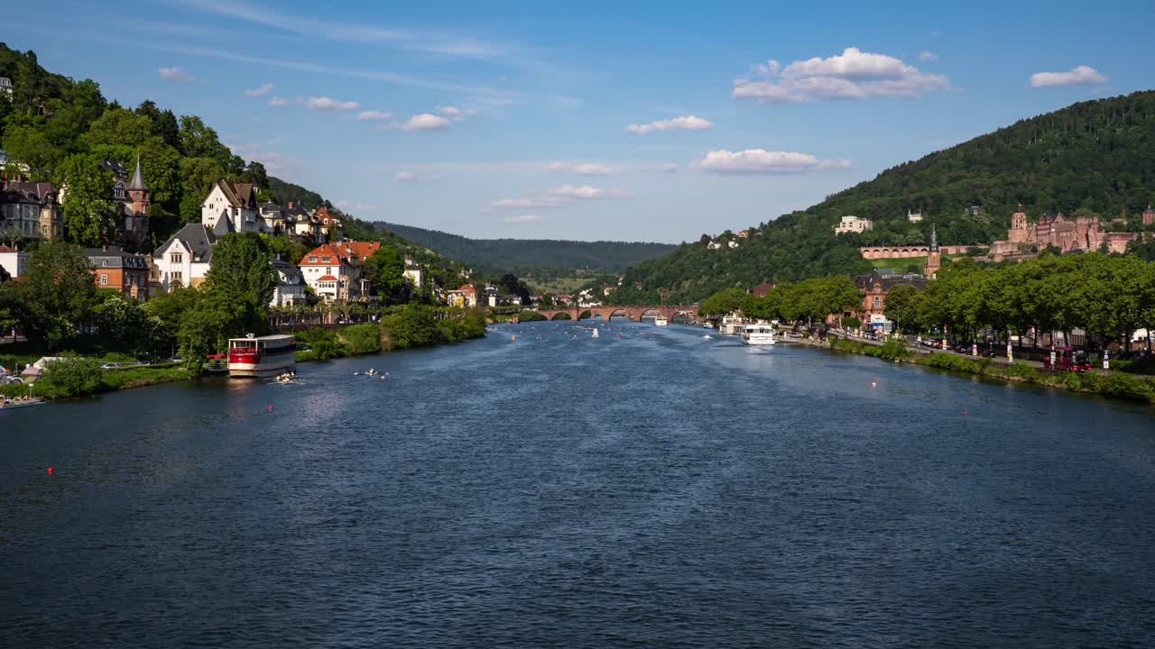 Skyline di Heidelberg e traffico fluviale intenso in una soleggiata giornata estiva, Time-lapse