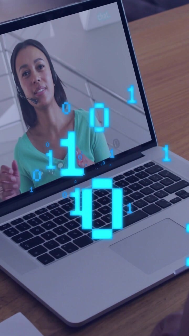 Video verticale: Un presentatore avvia una formazione, creando una sovrapposizione binaria sui tasti del laptop mentre lo spettatore ascolta